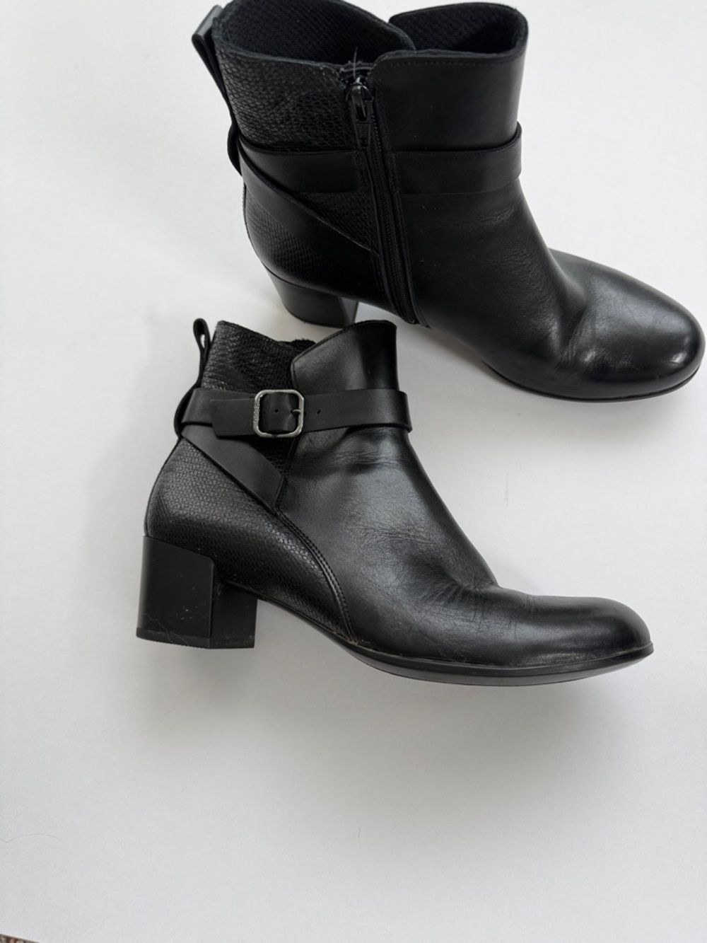 Ecco women’s  black leather ankle boot with side zip 8-8.5 US